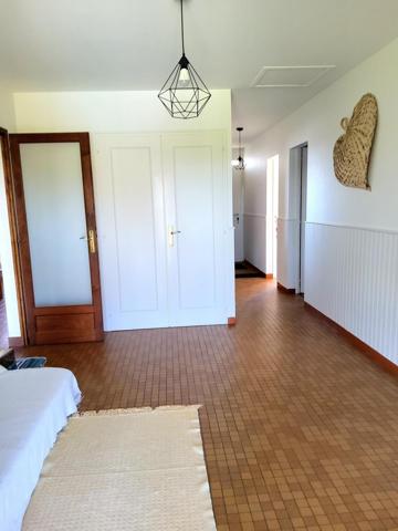 Vouillé, plain-pied lumineux 5 chambres, beau terrain avec piscine.