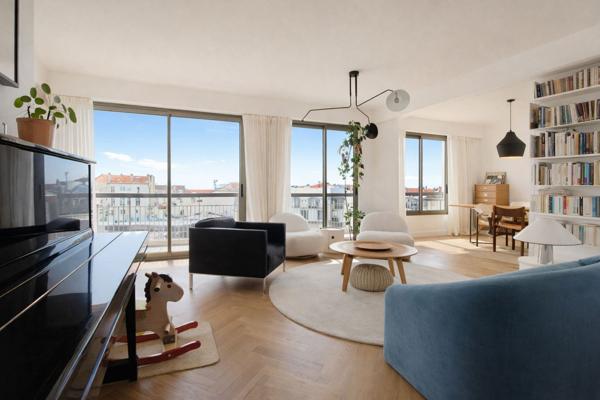 Lumineux 4 pièces de 86m2 avec balcons, box et cave.