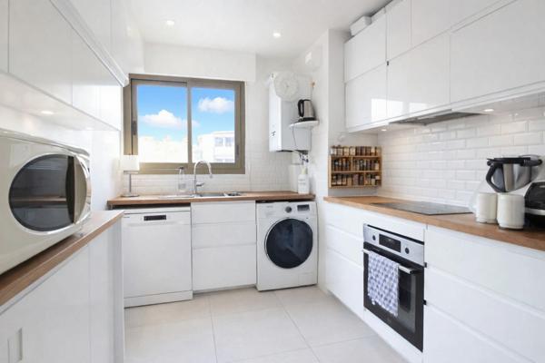 Lumineux 4 pièces de 86m2 avec balcons, box et cave.