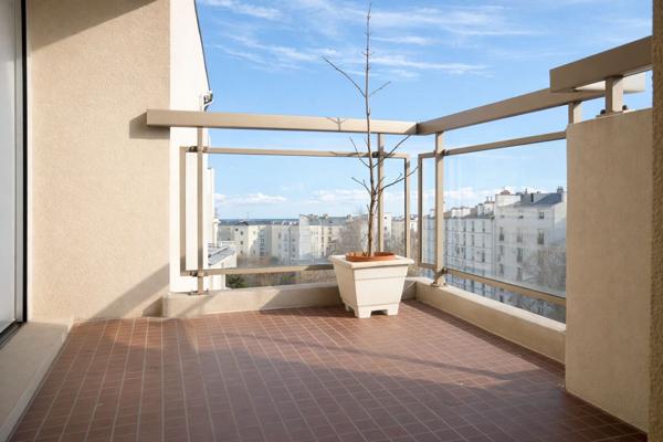 Lumineux 4 pièces de 86m2 avec balcons, box et cave.