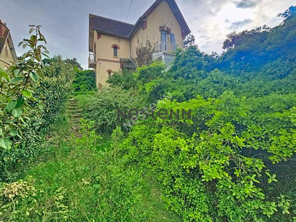 À vendre ? Maison en pierre à rénover à 50 m de la plage ? Fort potentiel avec vue mer