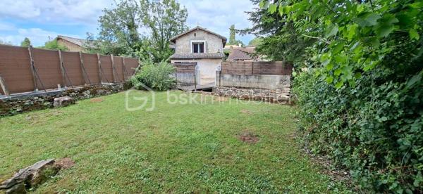Située sur la commune de Xaintray, dans un environnement calme et agréable, cette maison d'habitation d'environ 73 m² offre un cadre de vie fonctionnel complété par des dépendances particulièrement recherchées.

Le rez-de-chaussée se compose d'une pièce de vie réunissant salon, salle à manger et cuisine dans un espace convivial, ainsi que d'une buanderie.

À l'étage, un palier dessert deux chambres équipées de placards, une salle d'eau et un WC indépendant.

À l'extérieur, vous profiterez d'un jardin d'environ 450 m², idéal pour les repas en extérieur, les loisirs ou les projets de jardinage. La propriété dispose également d'un espace de stationnement ainsi que d'un vaste garage d'environ 50 m². Une mezzanine de 23 m² complète l'ensemble et offre de multiples possibilités d'utilisation : stockage, atelier, bureau, salle de loisirs ou espace de télétravail.

Situation géographique :
• Coulonges-sur-l'Autize à environ 10 minutes
• Champdeniers à environ 10 minutes
• Niort à environ 25 minutes
• Parthenay à environ 30 minutes
• Poitiers à environ 1 heure
• La Rochelle à environ 1h15

Le secteur de Xaintray est apprécié pour son environnement verdoyant, son calme et sa qualité de vie. La commune permet de profiter de la tranquillité de la campagne tout en restant à proximité des commerces, écoles, services médicaux et bassins d'emploi des communes voisines.

Cette maison conviendra parfaitement à un premier achat, à un investisseur à la recherche d'un bien locatif, à un artisan ou à toute personne souhaitant bénéficier d'espaces annexes importants sans renoncer à un extérieur agréable.

Les principaux atouts :
• Jardin d'environ 450 m²
• Pièce de vie lumineuse et fonctionnelle
• Deux chambres avec placards
• Garage de 50 m²
• Mezzanine de 23 m² dans le garage pour le rangement
• Parking
• Environnement calme
• Proximité des commodités et des pôles économiques

Un bien offrant un excellent compromis entre confort de vie, espace extérieur et potentiel de stockage ou d'activité.

Pour plus d'informations ou organiser une visite, contactez-moi.