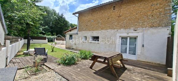 Située sur la commune de Xaintray, dans un environnement calme et agréable, cette maison d'habitation d'environ 73 m² offre un cadre de vie fonctionnel complété par des dépendances particulièrement recherchées.

Le rez-de-chaussée se compose d'une pièce de vie réunissant salon, salle à manger et cuisine dans un espace convivial, ainsi que d'une buanderie.

À l'étage, un palier dessert deux chambres équipées de placards, une salle d'eau et un WC indépendant.

À l'extérieur, vous profiterez d'un jardin d'environ 450 m², idéal pour les repas en extérieur, les loisirs ou les projets de jardinage. La propriété dispose également d'un espace de stationnement ainsi que d'un vaste garage d'environ 50 m². Une mezzanine de 23 m² complète l'ensemble et offre de multiples possibilités d'utilisation : stockage, atelier, bureau, salle de loisirs ou espace de télétravail.

Situation géographique :
• Coulonges-sur-l'Autize à environ 10 minutes
• Champdeniers à environ 10 minutes
• Niort à environ 25 minutes
• Parthenay à environ 30 minutes
• Poitiers à environ 1 heure
• La Rochelle à environ 1h15

Le secteur de Xaintray est apprécié pour son environnement verdoyant, son calme et sa qualité de vie. La commune permet de profiter de la tranquillité de la campagne tout en restant à proximité des commerces, écoles, services médicaux et bassins d'emploi des communes voisines.

Cette maison conviendra parfaitement à un premier achat, à un investisseur à la recherche d'un bien locatif, à un artisan ou à toute personne souhaitant bénéficier d'espaces annexes importants sans renoncer à un extérieur agréable.

Les principaux atouts :
• Jardin d'environ 450 m²
• Pièce de vie lumineuse et fonctionnelle
• Deux chambres avec placards
• Garage de 50 m²
• Mezzanine de 23 m² dans le garage pour le rangement
• Parking
• Environnement calme
• Proximité des commodités et des pôles économiques

Un bien offrant un excellent compromis entre confort de vie, espace extérieur et potentiel de stockage ou d'activité.

Pour plus d'informations ou organiser une visite, contactez-moi.