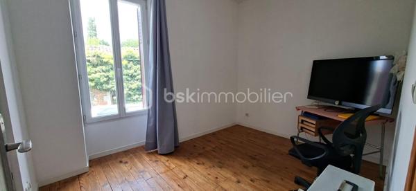 Située sur la commune de Xaintray, dans un environnement calme et agréable, cette maison d'habitation d'environ 73 m² offre un cadre de vie fonctionnel complété par des dépendances particulièrement recherchées.

Le rez-de-chaussée se compose d'une pièce de vie réunissant salon, salle à manger et cuisine dans un espace convivial, ainsi que d'une buanderie.

À l'étage, un palier dessert deux chambres équipées de placards, une salle d'eau et un WC indépendant.

À l'extérieur, vous profiterez d'un jardin d'environ 450 m², idéal pour les repas en extérieur, les loisirs ou les projets de jardinage. La propriété dispose également d'un espace de stationnement ainsi que d'un vaste garage d'environ 50 m². Une mezzanine de 23 m² complète l'ensemble et offre de multiples possibilités d'utilisation : stockage, atelier, bureau, salle de loisirs ou espace de télétravail.

Situation géographique :
• Coulonges-sur-l'Autize à environ 10 minutes
• Champdeniers à environ 10 minutes
• Niort à environ 25 minutes
• Parthenay à environ 30 minutes
• Poitiers à environ 1 heure
• La Rochelle à environ 1h15

Le secteur de Xaintray est apprécié pour son environnement verdoyant, son calme et sa qualité de vie. La commune permet de profiter de la tranquillité de la campagne tout en restant à proximité des commerces, écoles, services médicaux et bassins d'emploi des communes voisines.

Cette maison conviendra parfaitement à un premier achat, à un investisseur à la recherche d'un bien locatif, à un artisan ou à toute personne souhaitant bénéficier d'espaces annexes importants sans renoncer à un extérieur agréable.

Les principaux atouts :
• Jardin d'environ 450 m²
• Pièce de vie lumineuse et fonctionnelle
• Deux chambres avec placards
• Garage de 50 m²
• Mezzanine de 23 m² dans le garage pour le rangement
• Parking
• Environnement calme
• Proximité des commodités et des pôles économiques

Un bien offrant un excellent compromis entre confort de vie, espace extérieur et potentiel de stockage ou d'activité.

Pour plus d'informations ou organiser une visite, contactez-moi.