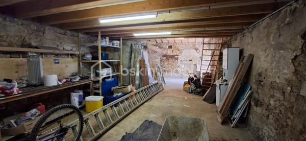 Située sur la commune de Xaintray, dans un environnement calme et agréable, cette maison d'habitation d'environ 73 m² offre un cadre de vie fonctionnel complété par des dépendances particulièrement recherchées.

Le rez-de-chaussée se compose d'une pièce de vie réunissant salon, salle à manger et cuisine dans un espace convivial, ainsi que d'une buanderie.

À l'étage, un palier dessert deux chambres équipées de placards, une salle d'eau et un WC indépendant.

À l'extérieur, vous profiterez d'un jardin d'environ 450 m², idéal pour les repas en extérieur, les loisirs ou les projets de jardinage. La propriété dispose également d'un espace de stationnement ainsi que d'un vaste garage d'environ 50 m². Une mezzanine de 23 m² complète l'ensemble et offre de multiples possibilités d'utilisation : stockage, atelier, bureau, salle de loisirs ou espace de télétravail.

Situation géographique :
• Coulonges-sur-l'Autize à environ 10 minutes
• Champdeniers à environ 10 minutes
• Niort à environ 25 minutes
• Parthenay à environ 30 minutes
• Poitiers à environ 1 heure
• La Rochelle à environ 1h15

Le secteur de Xaintray est apprécié pour son environnement verdoyant, son calme et sa qualité de vie. La commune permet de profiter de la tranquillité de la campagne tout en restant à proximité des commerces, écoles, services médicaux et bassins d'emploi des communes voisines.

Cette maison conviendra parfaitement à un premier achat, à un investisseur à la recherche d'un bien locatif, à un artisan ou à toute personne souhaitant bénéficier d'espaces annexes importants sans renoncer à un extérieur agréable.

Les principaux atouts :
• Jardin d'environ 450 m²
• Pièce de vie lumineuse et fonctionnelle
• Deux chambres avec placards
• Garage de 50 m²
• Mezzanine de 23 m² dans le garage pour le rangement
• Parking
• Environnement calme
• Proximité des commodités et des pôles économiques

Un bien offrant un excellent compromis entre confort de vie, espace extérieur et potentiel de stockage ou d'activité.

Pour plus d'informations ou organiser une visite, contactez-moi.