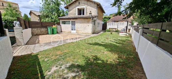 Située sur la commune de Xaintray, dans un environnement calme et agréable, cette maison d'habitation d'environ 73 m² offre un cadre de vie fonctionnel complété par des dépendances particulièrement recherchées.

Le rez-de-chaussée se compose d'une pièce de vie réunissant salon, salle à manger et cuisine dans un espace convivial, ainsi que d'une buanderie.

À l'étage, un palier dessert deux chambres équipées de placards, une salle d'eau et un WC indépendant.

À l'extérieur, vous profiterez d'un jardin d'environ 450 m², idéal pour les repas en extérieur, les loisirs ou les projets de jardinage. La propriété dispose également d'un espace de stationnement ainsi que d'un vaste garage d'environ 50 m². Une mezzanine de 23 m² complète l'ensemble et offre de multiples possibilités d'utilisation : stockage, atelier, bureau, salle de loisirs ou espace de télétravail.

Situation géographique :
• Coulonges-sur-l'Autize à environ 10 minutes
• Champdeniers à environ 10 minutes
• Niort à environ 25 minutes
• Parthenay à environ 30 minutes
• Poitiers à environ 1 heure
• La Rochelle à environ 1h15

Le secteur de Xaintray est apprécié pour son environnement verdoyant, son calme et sa qualité de vie. La commune permet de profiter de la tranquillité de la campagne tout en restant à proximité des commerces, écoles, services médicaux et bassins d'emploi des communes voisines.

Cette maison conviendra parfaitement à un premier achat, à un investisseur à la recherche d'un bien locatif, à un artisan ou à toute personne souhaitant bénéficier d'espaces annexes importants sans renoncer à un extérieur agréable.

Les principaux atouts :
• Jardin d'environ 450 m²
• Pièce de vie lumineuse et fonctionnelle
• Deux chambres avec placards
• Garage de 50 m²
• Mezzanine de 23 m² dans le garage pour le rangement
• Parking
• Environnement calme
• Proximité des commodités et des pôles économiques

Un bien offrant un excellent compromis entre confort de vie, espace extérieur et potentiel de stockage ou d'activité.

Pour plus d'informations ou organiser une visite, contactez-moi.