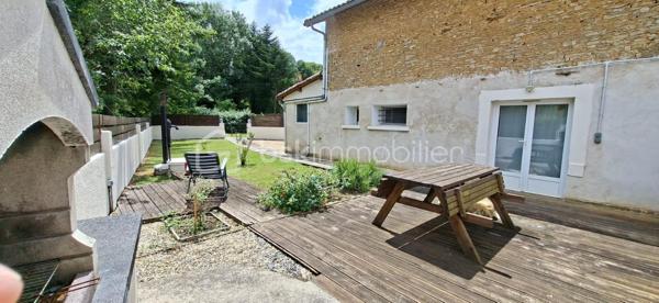 Située sur la commune de Xaintray, dans un environnement calme et agréable, cette maison d'habitation d'environ 73 m² offre un cadre de vie fonctionnel complété par des dépendances particulièrement recherchées.

Le rez-de-chaussée se compose d'une pièce de vie réunissant salon, salle à manger et cuisine dans un espace convivial, ainsi que d'une buanderie.

À l'étage, un palier dessert deux chambres équipées de placards, une salle d'eau et un WC indépendant.

À l'extérieur, vous profiterez d'un jardin d'environ 450 m², idéal pour les repas en extérieur, les loisirs ou les projets de jardinage. La propriété dispose également d'un espace de stationnement ainsi que d'un vaste garage d'environ 50 m². Une mezzanine de 23 m² complète l'ensemble et offre de multiples possibilités d'utilisation : stockage, atelier, bureau, salle de loisirs ou espace de télétravail.

Situation géographique :
• Coulonges-sur-l'Autize à environ 10 minutes
• Champdeniers à environ 10 minutes
• Niort à environ 25 minutes
• Parthenay à environ 30 minutes
• Poitiers à environ 1 heure
• La Rochelle à environ 1h15

Le secteur de Xaintray est apprécié pour son environnement verdoyant, son calme et sa qualité de vie. La commune permet de profiter de la tranquillité de la campagne tout en restant à proximité des commerces, écoles, services médicaux et bassins d'emploi des communes voisines.

Cette maison conviendra parfaitement à un premier achat, à un investisseur à la recherche d'un bien locatif, à un artisan ou à toute personne souhaitant bénéficier d'espaces annexes importants sans renoncer à un extérieur agréable.

Les principaux atouts :
• Jardin d'environ 450 m²
• Pièce de vie lumineuse et fonctionnelle
• Deux chambres avec placards
• Garage de 50 m²
• Mezzanine de 23 m² dans le garage pour le rangement
• Parking
• Environnement calme
• Proximité des commodités et des pôles économiques

Un bien offrant un excellent compromis entre confort de vie, espace extérieur et potentiel de stockage ou d'activité.

Pour plus d'informations ou organiser une visite, contactez-moi.