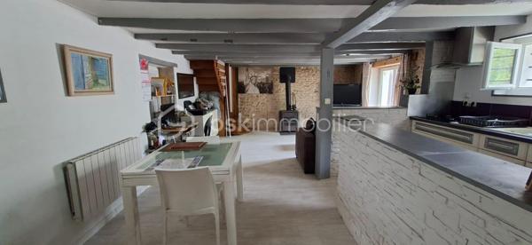 Située sur la commune de Xaintray, dans un environnement calme et agréable, cette maison d'habitation d'environ 73 m² offre un cadre de vie fonctionnel complété par des dépendances particulièrement recherchées.

Le rez-de-chaussée se compose d'une pièce de vie réunissant salon, salle à manger et cuisine dans un espace convivial, ainsi que d'une buanderie.

À l'étage, un palier dessert deux chambres équipées de placards, une salle d'eau et un WC indépendant.

À l'extérieur, vous profiterez d'un jardin d'environ 450 m², idéal pour les repas en extérieur, les loisirs ou les projets de jardinage. La propriété dispose également d'un espace de stationnement ainsi que d'un vaste garage d'environ 50 m². Une mezzanine de 23 m² complète l'ensemble et offre de multiples possibilités d'utilisation : stockage, atelier, bureau, salle de loisirs ou espace de télétravail.

Situation géographique :
• Coulonges-sur-l'Autize à environ 10 minutes
• Champdeniers à environ 10 minutes
• Niort à environ 25 minutes
• Parthenay à environ 30 minutes
• Poitiers à environ 1 heure
• La Rochelle à environ 1h15

Le secteur de Xaintray est apprécié pour son environnement verdoyant, son calme et sa qualité de vie. La commune permet de profiter de la tranquillité de la campagne tout en restant à proximité des commerces, écoles, services médicaux et bassins d'emploi des communes voisines.

Cette maison conviendra parfaitement à un premier achat, à un investisseur à la recherche d'un bien locatif, à un artisan ou à toute personne souhaitant bénéficier d'espaces annexes importants sans renoncer à un extérieur agréable.

Les principaux atouts :
• Jardin d'environ 450 m²
• Pièce de vie lumineuse et fonctionnelle
• Deux chambres avec placards
• Garage de 50 m²
• Mezzanine de 23 m² dans le garage pour le rangement
• Parking
• Environnement calme
• Proximité des commodités et des pôles économiques

Un bien offrant un excellent compromis entre confort de vie, espace extérieur et potentiel de stockage ou d'activité.

Pour plus d'informations ou organiser une visite, contactez-moi.
