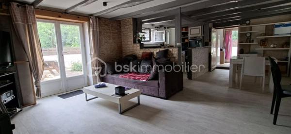 Située sur la commune de Xaintray, dans un environnement calme et agréable, cette maison d'habitation d'environ 73 m² offre un cadre de vie fonctionnel complété par des dépendances particulièrement recherchées.

Le rez-de-chaussée se compose d'une pièce de vie réunissant salon, salle à manger et cuisine dans un espace convivial, ainsi que d'une buanderie.

À l'étage, un palier dessert deux chambres équipées de placards, une salle d'eau et un WC indépendant.

À l'extérieur, vous profiterez d'un jardin d'environ 450 m², idéal pour les repas en extérieur, les loisirs ou les projets de jardinage. La propriété dispose également d'un espace de stationnement ainsi que d'un vaste garage d'environ 50 m². Une mezzanine de 23 m² complète l'ensemble et offre de multiples possibilités d'utilisation : stockage, atelier, bureau, salle de loisirs ou espace de télétravail.

Situation géographique :
• Coulonges-sur-l'Autize à environ 10 minutes
• Champdeniers à environ 10 minutes
• Niort à environ 25 minutes
• Parthenay à environ 30 minutes
• Poitiers à environ 1 heure
• La Rochelle à environ 1h15

Le secteur de Xaintray est apprécié pour son environnement verdoyant, son calme et sa qualité de vie. La commune permet de profiter de la tranquillité de la campagne tout en restant à proximité des commerces, écoles, services médicaux et bassins d'emploi des communes voisines.

Cette maison conviendra parfaitement à un premier achat, à un investisseur à la recherche d'un bien locatif, à un artisan ou à toute personne souhaitant bénéficier d'espaces annexes importants sans renoncer à un extérieur agréable.

Les principaux atouts :
• Jardin d'environ 450 m²
• Pièce de vie lumineuse et fonctionnelle
• Deux chambres avec placards
• Garage de 50 m²
• Mezzanine de 23 m² dans le garage pour le rangement
• Parking
• Environnement calme
• Proximité des commodités et des pôles économiques

Un bien offrant un excellent compromis entre confort de vie, espace extérieur et potentiel de stockage ou d'activité.

Pour plus d'informations ou organiser une visite, contactez-moi.