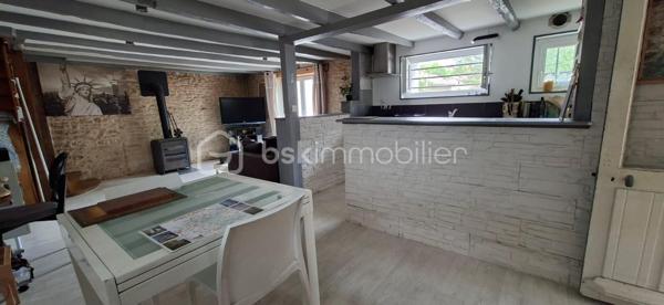 Située sur la commune de Xaintray, dans un environnement calme et agréable, cette maison d'habitation d'environ 73 m² offre un cadre de vie fonctionnel complété par des dépendances particulièrement recherchées.

Le rez-de-chaussée se compose d'une pièce de vie réunissant salon, salle à manger et cuisine dans un espace convivial, ainsi que d'une buanderie.

À l'étage, un palier dessert deux chambres équipées de placards, une salle d'eau et un WC indépendant.

À l'extérieur, vous profiterez d'un jardin d'environ 450 m², idéal pour les repas en extérieur, les loisirs ou les projets de jardinage. La propriété dispose également d'un espace de stationnement ainsi que d'un vaste garage d'environ 50 m². Une mezzanine de 23 m² complète l'ensemble et offre de multiples possibilités d'utilisation : stockage, atelier, bureau, salle de loisirs ou espace de télétravail.

Situation géographique :
• Coulonges-sur-l'Autize à environ 10 minutes
• Champdeniers à environ 10 minutes
• Niort à environ 25 minutes
• Parthenay à environ 30 minutes
• Poitiers à environ 1 heure
• La Rochelle à environ 1h15

Le secteur de Xaintray est apprécié pour son environnement verdoyant, son calme et sa qualité de vie. La commune permet de profiter de la tranquillité de la campagne tout en restant à proximité des commerces, écoles, services médicaux et bassins d'emploi des communes voisines.

Cette maison conviendra parfaitement à un premier achat, à un investisseur à la recherche d'un bien locatif, à un artisan ou à toute personne souhaitant bénéficier d'espaces annexes importants sans renoncer à un extérieur agréable.

Les principaux atouts :
• Jardin d'environ 450 m²
• Pièce de vie lumineuse et fonctionnelle
• Deux chambres avec placards
• Garage de 50 m²
• Mezzanine de 23 m² dans le garage pour le rangement
• Parking
• Environnement calme
• Proximité des commodités et des pôles économiques

Un bien offrant un excellent compromis entre confort de vie, espace extérieur et potentiel de stockage ou d'activité.

Pour plus d'informations ou organiser une visite, contactez-moi.