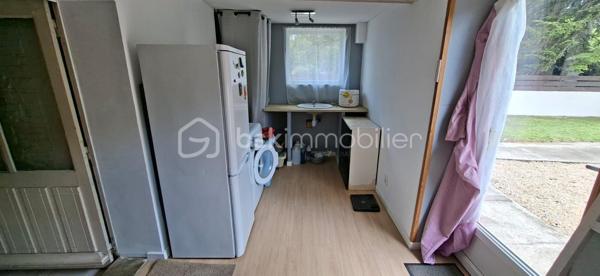 Située sur la commune de Xaintray, dans un environnement calme et agréable, cette maison d'habitation d'environ 73 m² offre un cadre de vie fonctionnel complété par des dépendances particulièrement recherchées.

Le rez-de-chaussée se compose d'une pièce de vie réunissant salon, salle à manger et cuisine dans un espace convivial, ainsi que d'une buanderie.

À l'étage, un palier dessert deux chambres équipées de placards, une salle d'eau et un WC indépendant.

À l'extérieur, vous profiterez d'un jardin d'environ 450 m², idéal pour les repas en extérieur, les loisirs ou les projets de jardinage. La propriété dispose également d'un espace de stationnement ainsi que d'un vaste garage d'environ 50 m². Une mezzanine de 23 m² complète l'ensemble et offre de multiples possibilités d'utilisation : stockage, atelier, bureau, salle de loisirs ou espace de télétravail.

Situation géographique :
• Coulonges-sur-l'Autize à environ 10 minutes
• Champdeniers à environ 10 minutes
• Niort à environ 25 minutes
• Parthenay à environ 30 minutes
• Poitiers à environ 1 heure
• La Rochelle à environ 1h15

Le secteur de Xaintray est apprécié pour son environnement verdoyant, son calme et sa qualité de vie. La commune permet de profiter de la tranquillité de la campagne tout en restant à proximité des commerces, écoles, services médicaux et bassins d'emploi des communes voisines.

Cette maison conviendra parfaitement à un premier achat, à un investisseur à la recherche d'un bien locatif, à un artisan ou à toute personne souhaitant bénéficier d'espaces annexes importants sans renoncer à un extérieur agréable.

Les principaux atouts :
• Jardin d'environ 450 m²
• Pièce de vie lumineuse et fonctionnelle
• Deux chambres avec placards
• Garage de 50 m²
• Mezzanine de 23 m² dans le garage pour le rangement
• Parking
• Environnement calme
• Proximité des commodités et des pôles économiques

Un bien offrant un excellent compromis entre confort de vie, espace extérieur et potentiel de stockage ou d'activité.

Pour plus d'informations ou organiser une visite, contactez-moi.
