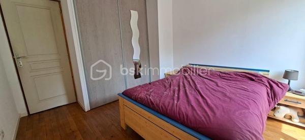 Située sur la commune de Xaintray, dans un environnement calme et agréable, cette maison d'habitation d'environ 73 m² offre un cadre de vie fonctionnel complété par des dépendances particulièrement recherchées.

Le rez-de-chaussée se compose d'une pièce de vie réunissant salon, salle à manger et cuisine dans un espace convivial, ainsi que d'une buanderie.

À l'étage, un palier dessert deux chambres équipées de placards, une salle d'eau et un WC indépendant.

À l'extérieur, vous profiterez d'un jardin d'environ 450 m², idéal pour les repas en extérieur, les loisirs ou les projets de jardinage. La propriété dispose également d'un espace de stationnement ainsi que d'un vaste garage d'environ 50 m². Une mezzanine de 23 m² complète l'ensemble et offre de multiples possibilités d'utilisation : stockage, atelier, bureau, salle de loisirs ou espace de télétravail.

Situation géographique :
• Coulonges-sur-l'Autize à environ 10 minutes
• Champdeniers à environ 10 minutes
• Niort à environ 25 minutes
• Parthenay à environ 30 minutes
• Poitiers à environ 1 heure
• La Rochelle à environ 1h15

Le secteur de Xaintray est apprécié pour son environnement verdoyant, son calme et sa qualité de vie. La commune permet de profiter de la tranquillité de la campagne tout en restant à proximité des commerces, écoles, services médicaux et bassins d'emploi des communes voisines.

Cette maison conviendra parfaitement à un premier achat, à un investisseur à la recherche d'un bien locatif, à un artisan ou à toute personne souhaitant bénéficier d'espaces annexes importants sans renoncer à un extérieur agréable.

Les principaux atouts :
• Jardin d'environ 450 m²
• Pièce de vie lumineuse et fonctionnelle
• Deux chambres avec placards
• Garage de 50 m²
• Mezzanine de 23 m² dans le garage pour le rangement
• Parking
• Environnement calme
• Proximité des commodités et des pôles économiques

Un bien offrant un excellent compromis entre confort de vie, espace extérieur et potentiel de stockage ou d'activité.

Pour plus d'informations ou organiser une visite, contactez-moi.