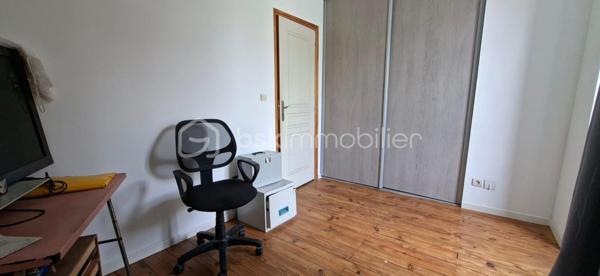 Située sur la commune de Xaintray, dans un environnement calme et agréable, cette maison d'habitation d'environ 73 m² offre un cadre de vie fonctionnel complété par des dépendances particulièrement recherchées.

Le rez-de-chaussée se compose d'une pièce de vie réunissant salon, salle à manger et cuisine dans un espace convivial, ainsi que d'une buanderie.

À l'étage, un palier dessert deux chambres équipées de placards, une salle d'eau et un WC indépendant.

À l'extérieur, vous profiterez d'un jardin d'environ 450 m², idéal pour les repas en extérieur, les loisirs ou les projets de jardinage. La propriété dispose également d'un espace de stationnement ainsi que d'un vaste garage d'environ 50 m². Une mezzanine de 23 m² complète l'ensemble et offre de multiples possibilités d'utilisation : stockage, atelier, bureau, salle de loisirs ou espace de télétravail.

Situation géographique :
• Coulonges-sur-l'Autize à environ 10 minutes
• Champdeniers à environ 10 minutes
• Niort à environ 25 minutes
• Parthenay à environ 30 minutes
• Poitiers à environ 1 heure
• La Rochelle à environ 1h15

Le secteur de Xaintray est apprécié pour son environnement verdoyant, son calme et sa qualité de vie. La commune permet de profiter de la tranquillité de la campagne tout en restant à proximité des commerces, écoles, services médicaux et bassins d'emploi des communes voisines.

Cette maison conviendra parfaitement à un premier achat, à un investisseur à la recherche d'un bien locatif, à un artisan ou à toute personne souhaitant bénéficier d'espaces annexes importants sans renoncer à un extérieur agréable.

Les principaux atouts :
• Jardin d'environ 450 m²
• Pièce de vie lumineuse et fonctionnelle
• Deux chambres avec placards
• Garage de 50 m²
• Mezzanine de 23 m² dans le garage pour le rangement
• Parking
• Environnement calme
• Proximité des commodités et des pôles économiques

Un bien offrant un excellent compromis entre confort de vie, espace extérieur et potentiel de stockage ou d'activité.

Pour plus d'informations ou organiser une visite, contactez-moi.