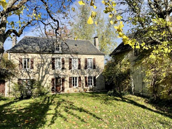 Maison ancienne - Montignac-lascaux En Périgord Noir, dans un village avec commerces et services, maison ancienne de 148 m² et grange, sur plus de 1500 m2 de terrain.