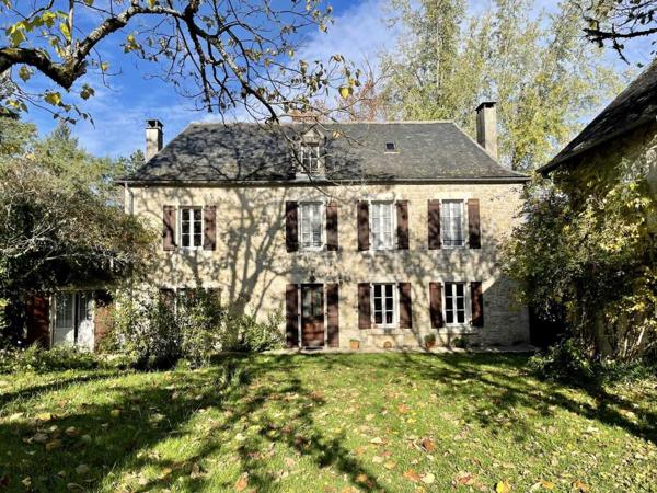 Maison ancienne - Montignac-lascaux En Périgord Noir, dans un village avec commerces et services, maison ancienne de 148 m² et grange, sur plus de 1500 m2 de terrain.