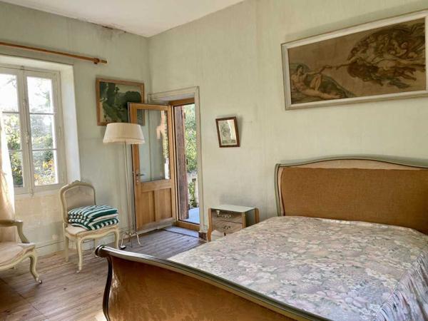 Maison ancienne - Montignac-lascaux En Périgord Noir, dans un village avec commerces et services, maison ancienne de 148 m² et grange, sur plus de 1500 m2 de terrain.