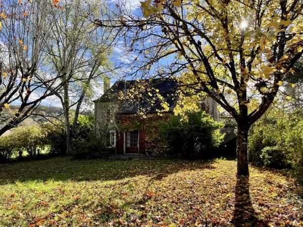 Maison ancienne - Montignac-lascaux En Périgord Noir, dans un village avec commerces et services, maison ancienne de 148 m² et grange, sur plus de 1500 m2 de terrain.