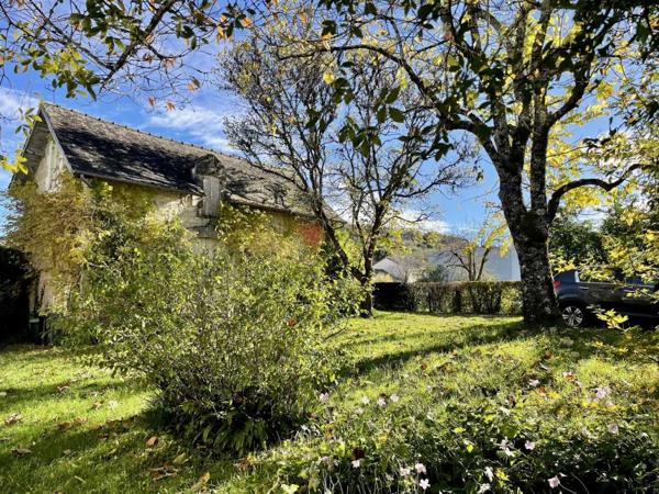 Maison ancienne - Montignac-lascaux En Périgord Noir, dans un village avec commerces et services, maison ancienne de 148 m² et grange, sur plus de 1500 m2 de terrain.