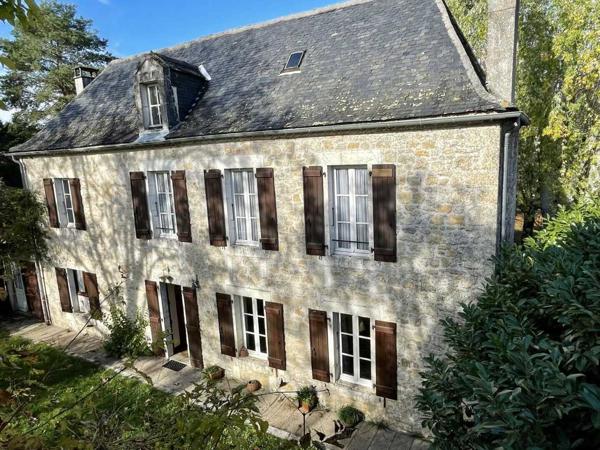 Maison ancienne - Montignac-lascaux En Périgord Noir, dans un village avec commerces et services, maison ancienne de 148 m² et grange, sur plus de 1500 m2 de terrain.