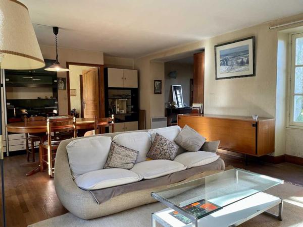 Maison ancienne - Montignac-lascaux En Périgord Noir, dans un village avec commerces et services, maison ancienne de 148 m² et grange, sur plus de 1500 m2 de terrain.