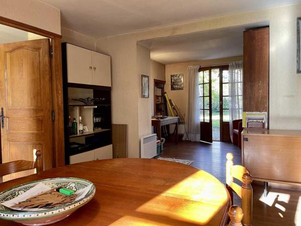 Maison ancienne - Montignac-lascaux En Périgord Noir, dans un village avec commerces et services, maison ancienne de 148 m² et grange, sur plus de 1500 m2 de terrain.