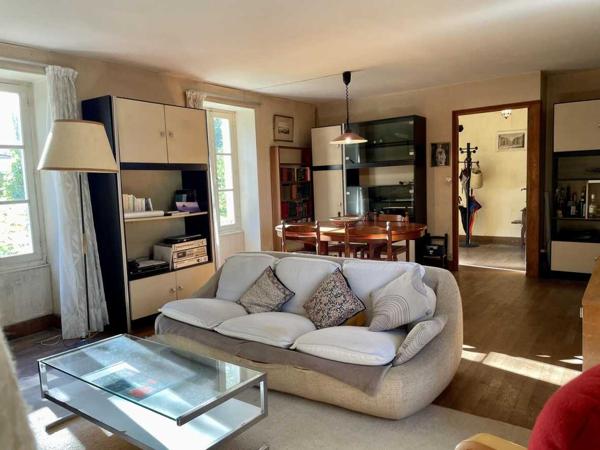 Maison ancienne - Montignac-lascaux En Périgord Noir, dans un village avec commerces et services, maison ancienne de 148 m² et grange, sur plus de 1500 m2 de terrain.