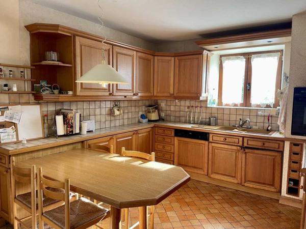 Maison ancienne - Montignac-lascaux En Périgord Noir, dans un village avec commerces et services, maison ancienne de 148 m² et grange, sur plus de 1500 m2 de terrain.