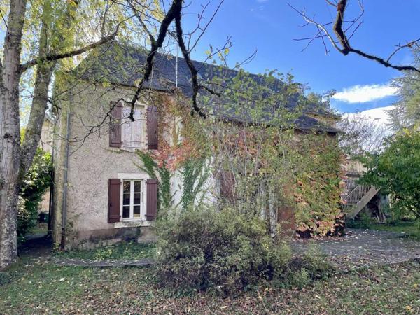 Maison ancienne - Montignac-lascaux En Périgord Noir, dans un village avec commerces et services, maison ancienne de 148 m² et grange, sur plus de 1500 m2 de terrain.