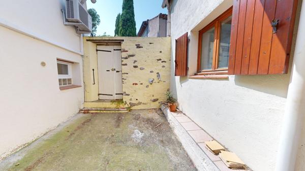 MAISON AVEC 2 CHAMBRES COUR ET GARAGE A TRAUSSE MINERVOIS