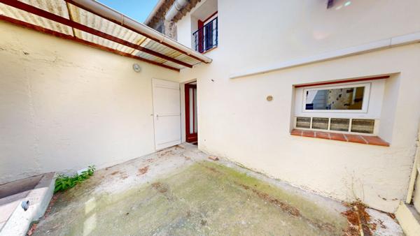 MAISON AVEC 2 CHAMBRES COUR ET GARAGE A TRAUSSE MINERVOIS