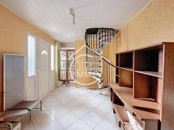 Port-Sainte-Foy – Ensemble Immobilier en Pierre avec Dépendances