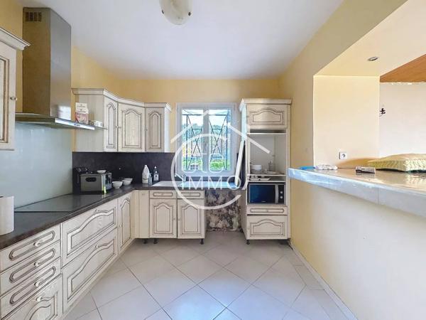 Port-Sainte-Foy – Ensemble Immobilier en Pierre avec Dépendances