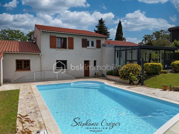 Nouveauté en exclusivité.
Etes-vous à la recherche d'une maison familiale avec un grand jardin, une belle piscine et de beaux espaces ?
Située dans un quartier résidentiel calme d'Escalquens, à proximité immédiate de Saint-Orens et Labège, cette maison T5 d'environ 110 m² habitables vous séduira par son environnement, son entretien irréprochable et ses prestations.

Dès l'entrée, vous découvrirez une agréable pièce de vie lumineuse d'environ 34 m² avec cheminée à foyer fermé, prolongée par une superbe véranda récente de 21 m², véritable pièce de vie supplémentaire ouverte sur le jardin.
La cuisine indépendante de plus de 11 m² est entièrement fonctionnelle et pourra facilement être ouverte sur le séjour selon vos envies.

L'espace nuit se compose de 3 belles chambres, d'une salle d'eau et d'un WC indépendant. Une pièce supplémentaire située au niveau du garage pourra accueillir un bureau, une chambre d'amis ou un espace télétravail. Une buanderie ainsi qu'un second WC complètent l'ensemble.

Côté confort, la maison bénéficie d'une pompe à chaleur avec chauffage gainable et climatisation sur l'espace nuit, d'une VMC, d'une alarme et d'une cheminée pour les soirées d'hiver.
À l'extérieur, le terrain de plus de 1 000 m² parfaitement entretenu offre un cadre de vie privilégié avec de nombreux fruitiers, deux terrasses, un puits et une magnifique piscine 5 x 10 au sel avec liner récent et abri motorisé.
Les amateurs de véhicules, bricolage ou stockage apprécieront particulièrement les deux garages permettant de stationner jusqu'à 4 véhicules ainsi que les nombreuses places de stationnement sur la propriété.

Une maison saine, entretenue avec soin au fil des années, offrant de beaux volumes, de nombreuses dépendances et un cadre de vie recherché sur le secteur.

Visite virtuelle, plans et dossier complet disponibles sur demande.

Contactez Stéphanie CROZIER, votre conseiller immobilier, spécialiste du secteur.
Collaboration inter-agences acceptée dans le respect des règles de partage, afin de maximiser les opportunités pour les acquéreurs et les vendeurs.