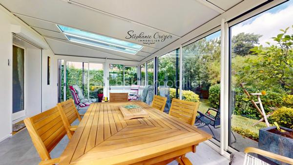 Nouveauté en exclusivité.
Etes-vous à la recherche d'une maison familiale avec un grand jardin, une belle piscine et de beaux espaces ?
Située dans un quartier résidentiel calme d'Escalquens, à proximité immédiate de Saint-Orens et Labège, cette maison T5 d'environ 110 m² habitables vous séduira par son environnement, son entretien irréprochable et ses prestations.

Dès l'entrée, vous découvrirez une agréable pièce de vie lumineuse d'environ 34 m² avec cheminée à foyer fermé, prolongée par une superbe véranda récente de 21 m², véritable pièce de vie supplémentaire ouverte sur le jardin.
La cuisine indépendante de plus de 11 m² est entièrement fonctionnelle et pourra facilement être ouverte sur le séjour selon vos envies.

L'espace nuit se compose de 3 belles chambres, d'une salle d'eau et d'un WC indépendant. Une pièce supplémentaire située au niveau du garage pourra accueillir un bureau, une chambre d'amis ou un espace télétravail. Une buanderie ainsi qu'un second WC complètent l'ensemble.

Côté confort, la maison bénéficie d'une pompe à chaleur avec chauffage gainable et climatisation sur l'espace nuit, d'une VMC, d'une alarme et d'une cheminée pour les soirées d'hiver.
À l'extérieur, le terrain de plus de 1 000 m² parfaitement entretenu offre un cadre de vie privilégié avec de nombreux fruitiers, deux terrasses, un puits et une magnifique piscine 5 x 10 au sel avec liner récent et abri motorisé.
Les amateurs de véhicules, bricolage ou stockage apprécieront particulièrement les deux garages permettant de stationner jusqu'à 4 véhicules ainsi que les nombreuses places de stationnement sur la propriété.

Une maison saine, entretenue avec soin au fil des années, offrant de beaux volumes, de nombreuses dépendances et un cadre de vie recherché sur le secteur.

Visite virtuelle, plans et dossier complet disponibles sur demande.

Contactez Stéphanie CROZIER, votre conseiller immobilier, spécialiste du secteur.
Collaboration inter-agences acceptée dans le respect des règles de partage, afin de maximiser les opportunités pour les acquéreurs et les vendeurs.