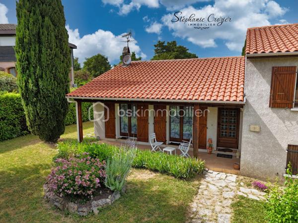 Nouveauté en exclusivité.
Etes-vous à la recherche d'une maison familiale avec un grand jardin, une belle piscine et de beaux espaces ?
Située dans un quartier résidentiel calme d'Escalquens, à proximité immédiate de Saint-Orens et Labège, cette maison T5 d'environ 110 m² habitables vous séduira par son environnement, son entretien irréprochable et ses prestations.

Dès l'entrée, vous découvrirez une agréable pièce de vie lumineuse d'environ 34 m² avec cheminée à foyer fermé, prolongée par une superbe véranda récente de 21 m², véritable pièce de vie supplémentaire ouverte sur le jardin.
La cuisine indépendante de plus de 11 m² est entièrement fonctionnelle et pourra facilement être ouverte sur le séjour selon vos envies.

L'espace nuit se compose de 3 belles chambres, d'une salle d'eau et d'un WC indépendant. Une pièce supplémentaire située au niveau du garage pourra accueillir un bureau, une chambre d'amis ou un espace télétravail. Une buanderie ainsi qu'un second WC complètent l'ensemble.

Côté confort, la maison bénéficie d'une pompe à chaleur avec chauffage gainable et climatisation sur l'espace nuit, d'une VMC, d'une alarme et d'une cheminée pour les soirées d'hiver.
À l'extérieur, le terrain de plus de 1 000 m² parfaitement entretenu offre un cadre de vie privilégié avec de nombreux fruitiers, deux terrasses, un puits et une magnifique piscine 5 x 10 au sel avec liner récent et abri motorisé.
Les amateurs de véhicules, bricolage ou stockage apprécieront particulièrement les deux garages permettant de stationner jusqu'à 4 véhicules ainsi que les nombreuses places de stationnement sur la propriété.

Une maison saine, entretenue avec soin au fil des années, offrant de beaux volumes, de nombreuses dépendances et un cadre de vie recherché sur le secteur.

Visite virtuelle, plans et dossier complet disponibles sur demande.

Contactez Stéphanie CROZIER, votre conseiller immobilier, spécialiste du secteur.
Collaboration inter-agences acceptée dans le respect des règles de partage, afin de maximiser les opportunités pour les acquéreurs et les vendeurs.