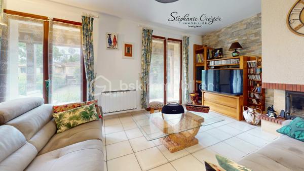 Nouveauté en exclusivité.
Etes-vous à la recherche d'une maison familiale avec un grand jardin, une belle piscine et de beaux espaces ?
Située dans un quartier résidentiel calme d'Escalquens, à proximité immédiate de Saint-Orens et Labège, cette maison T5 d'environ 110 m² habitables vous séduira par son environnement, son entretien irréprochable et ses prestations.

Dès l'entrée, vous découvrirez une agréable pièce de vie lumineuse d'environ 34 m² avec cheminée à foyer fermé, prolongée par une superbe véranda récente de 21 m², véritable pièce de vie supplémentaire ouverte sur le jardin.
La cuisine indépendante de plus de 11 m² est entièrement fonctionnelle et pourra facilement être ouverte sur le séjour selon vos envies.

L'espace nuit se compose de 3 belles chambres, d'une salle d'eau et d'un WC indépendant. Une pièce supplémentaire située au niveau du garage pourra accueillir un bureau, une chambre d'amis ou un espace télétravail. Une buanderie ainsi qu'un second WC complètent l'ensemble.

Côté confort, la maison bénéficie d'une pompe à chaleur avec chauffage gainable et climatisation sur l'espace nuit, d'une VMC, d'une alarme et d'une cheminée pour les soirées d'hiver.
À l'extérieur, le terrain de plus de 1 000 m² parfaitement entretenu offre un cadre de vie privilégié avec de nombreux fruitiers, deux terrasses, un puits et une magnifique piscine 5 x 10 au sel avec liner récent et abri motorisé.
Les amateurs de véhicules, bricolage ou stockage apprécieront particulièrement les deux garages permettant de stationner jusqu'à 4 véhicules ainsi que les nombreuses places de stationnement sur la propriété.

Une maison saine, entretenue avec soin au fil des années, offrant de beaux volumes, de nombreuses dépendances et un cadre de vie recherché sur le secteur.

Visite virtuelle, plans et dossier complet disponibles sur demande.

Contactez Stéphanie CROZIER, votre conseiller immobilier, spécialiste du secteur.
Collaboration inter-agences acceptée dans le respect des règles de partage, afin de maximiser les opportunités pour les acquéreurs et les vendeurs.