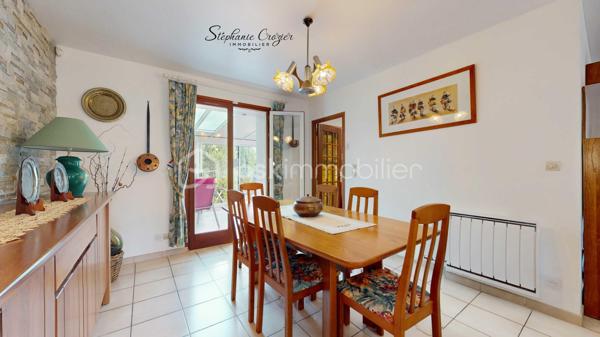 Nouveauté en exclusivité.
Etes-vous à la recherche d'une maison familiale avec un grand jardin, une belle piscine et de beaux espaces ?
Située dans un quartier résidentiel calme d'Escalquens, à proximité immédiate de Saint-Orens et Labège, cette maison T5 d'environ 110 m² habitables vous séduira par son environnement, son entretien irréprochable et ses prestations.

Dès l'entrée, vous découvrirez une agréable pièce de vie lumineuse d'environ 34 m² avec cheminée à foyer fermé, prolongée par une superbe véranda récente de 21 m², véritable pièce de vie supplémentaire ouverte sur le jardin.
La cuisine indépendante de plus de 11 m² est entièrement fonctionnelle et pourra facilement être ouverte sur le séjour selon vos envies.

L'espace nuit se compose de 3 belles chambres, d'une salle d'eau et d'un WC indépendant. Une pièce supplémentaire située au niveau du garage pourra accueillir un bureau, une chambre d'amis ou un espace télétravail. Une buanderie ainsi qu'un second WC complètent l'ensemble.

Côté confort, la maison bénéficie d'une pompe à chaleur avec chauffage gainable et climatisation sur l'espace nuit, d'une VMC, d'une alarme et d'une cheminée pour les soirées d'hiver.
À l'extérieur, le terrain de plus de 1 000 m² parfaitement entretenu offre un cadre de vie privilégié avec de nombreux fruitiers, deux terrasses, un puits et une magnifique piscine 5 x 10 au sel avec liner récent et abri motorisé.
Les amateurs de véhicules, bricolage ou stockage apprécieront particulièrement les deux garages permettant de stationner jusqu'à 4 véhicules ainsi que les nombreuses places de stationnement sur la propriété.

Une maison saine, entretenue avec soin au fil des années, offrant de beaux volumes, de nombreuses dépendances et un cadre de vie recherché sur le secteur.

Visite virtuelle, plans et dossier complet disponibles sur demande.

Contactez Stéphanie CROZIER, votre conseiller immobilier, spécialiste du secteur.
Collaboration inter-agences acceptée dans le respect des règles de partage, afin de maximiser les opportunités pour les acquéreurs et les vendeurs.