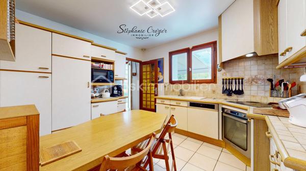 Nouveauté en exclusivité.
Etes-vous à la recherche d'une maison familiale avec un grand jardin, une belle piscine et de beaux espaces ?
Située dans un quartier résidentiel calme d'Escalquens, à proximité immédiate de Saint-Orens et Labège, cette maison T5 d'environ 110 m² habitables vous séduira par son environnement, son entretien irréprochable et ses prestations.

Dès l'entrée, vous découvrirez une agréable pièce de vie lumineuse d'environ 34 m² avec cheminée à foyer fermé, prolongée par une superbe véranda récente de 21 m², véritable pièce de vie supplémentaire ouverte sur le jardin.
La cuisine indépendante de plus de 11 m² est entièrement fonctionnelle et pourra facilement être ouverte sur le séjour selon vos envies.

L'espace nuit se compose de 3 belles chambres, d'une salle d'eau et d'un WC indépendant. Une pièce supplémentaire située au niveau du garage pourra accueillir un bureau, une chambre d'amis ou un espace télétravail. Une buanderie ainsi qu'un second WC complètent l'ensemble.

Côté confort, la maison bénéficie d'une pompe à chaleur avec chauffage gainable et climatisation sur l'espace nuit, d'une VMC, d'une alarme et d'une cheminée pour les soirées d'hiver.
À l'extérieur, le terrain de plus de 1 000 m² parfaitement entretenu offre un cadre de vie privilégié avec de nombreux fruitiers, deux terrasses, un puits et une magnifique piscine 5 x 10 au sel avec liner récent et abri motorisé.
Les amateurs de véhicules, bricolage ou stockage apprécieront particulièrement les deux garages permettant de stationner jusqu'à 4 véhicules ainsi que les nombreuses places de stationnement sur la propriété.

Une maison saine, entretenue avec soin au fil des années, offrant de beaux volumes, de nombreuses dépendances et un cadre de vie recherché sur le secteur.

Visite virtuelle, plans et dossier complet disponibles sur demande.

Contactez Stéphanie CROZIER, votre conseiller immobilier, spécialiste du secteur.
Collaboration inter-agences acceptée dans le respect des règles de partage, afin de maximiser les opportunités pour les acquéreurs et les vendeurs.