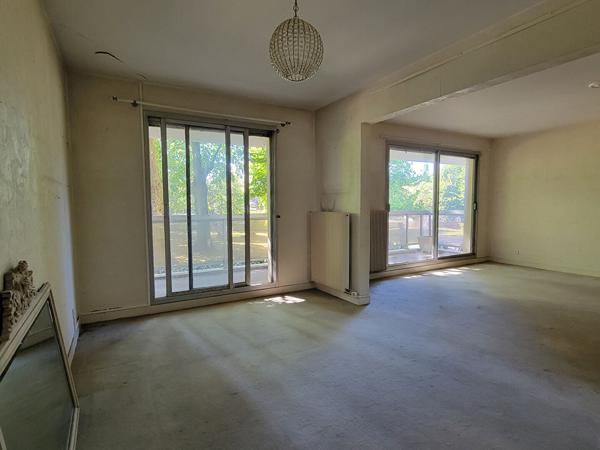 LE BOUSCAT - T3 à rénover avec balcon, cellier et box indépendant.