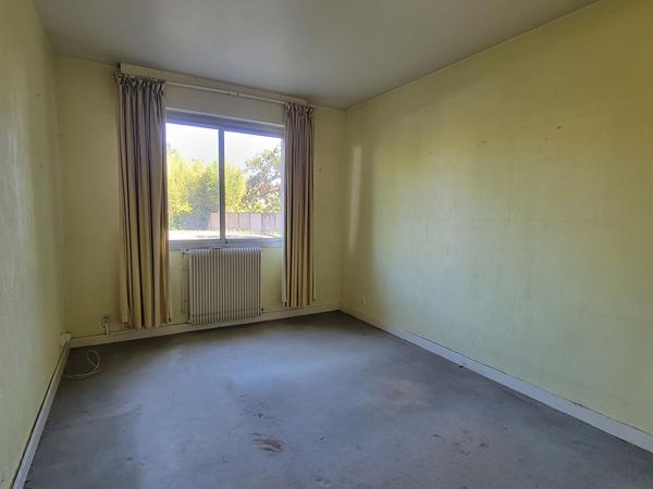 LE BOUSCAT - T3 à rénover avec balcon, cellier et box indépendant.
