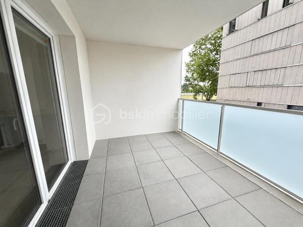 Visite vidéo disponible sur
- ma chaîne YT : Grégory Talbot IMMOBILIER (playlist : Visites filmées)
- FB : Grégory Talbot Immobilier (album : Visites vidéo)
- et sur mon IG : L'immobilier en Normandie (onglet : Réels)

Dans une résidence moderne de 2016, 
Au premier étage avec ascenseur, 

Installez-vous dans cet appartement T3 composé d'une entrée avec placard, wc, salle de bain, deux chambres, pièce de vie ouverte sur la cuisine meublée et donnant sur la terrasse. 

Complètent le bien une place de stationnement privative dans la résidence et un espace commun pour ranger les vélos. 

Copropriété : 150€/mois environ de charges offrant notamment le chauffage et l'eau chaude ! 

Ne tardez pas !