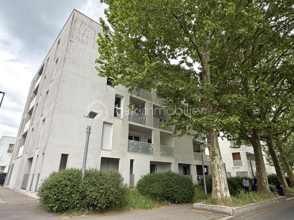 Visite vidéo disponible sur
- ma chaîne YT : Grégory Talbot IMMOBILIER (playlist : Visites filmées)
- FB : Grégory Talbot Immobilier (album : Visites vidéo)
- et sur mon IG : L'immobilier en Normandie (onglet : Réels)

Dans une résidence moderne de 2016, 
Au premier étage avec ascenseur, 

Installez-vous dans cet appartement T3 composé d'une entrée avec placard, wc, salle de bain, deux chambres, pièce de vie ouverte sur la cuisine meublée et donnant sur la terrasse. 

Complètent le bien une place de stationnement privative dans la résidence et un espace commun pour ranger les vélos. 

Copropriété : 150€/mois environ de charges offrant notamment le chauffage et l'eau chaude ! 

Ne tardez pas !