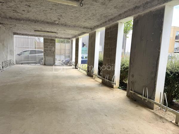 Visite vidéo disponible sur
- ma chaîne YT : Grégory Talbot IMMOBILIER (playlist : Visites filmées)
- FB : Grégory Talbot Immobilier (album : Visites vidéo)
- et sur mon IG : L'immobilier en Normandie (onglet : Réels)

Dans une résidence moderne de 2016, 
Au premier étage avec ascenseur, 

Installez-vous dans cet appartement T3 composé d'une entrée avec placard, wc, salle de bain, deux chambres, pièce de vie ouverte sur la cuisine meublée et donnant sur la terrasse. 

Complètent le bien une place de stationnement privative dans la résidence et un espace commun pour ranger les vélos. 

Copropriété : 150€/mois environ de charges offrant notamment le chauffage et l'eau chaude ! 

Ne tardez pas !