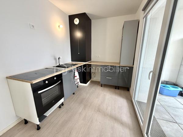 Visite vidéo disponible sur
- ma chaîne YT : Grégory Talbot IMMOBILIER (playlist : Visites filmées)
- FB : Grégory Talbot Immobilier (album : Visites vidéo)
- et sur mon IG : L'immobilier en Normandie (onglet : Réels)

Dans une résidence moderne de 2016, 
Au premier étage avec ascenseur, 

Installez-vous dans cet appartement T3 composé d'une entrée avec placard, wc, salle de bain, deux chambres, pièce de vie ouverte sur la cuisine meublée et donnant sur la terrasse. 

Complètent le bien une place de stationnement privative dans la résidence et un espace commun pour ranger les vélos. 

Copropriété : 150€/mois environ de charges offrant notamment le chauffage et l'eau chaude ! 

Ne tardez pas !