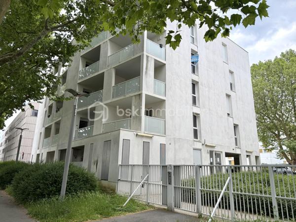 Visite vidéo disponible sur
- ma chaîne YT : Grégory Talbot IMMOBILIER (playlist : Visites filmées)
- FB : Grégory Talbot Immobilier (album : Visites vidéo)
- et sur mon IG : L'immobilier en Normandie (onglet : Réels)

Dans une résidence moderne de 2016, 
Au premier étage avec ascenseur, 

Installez-vous dans cet appartement T3 composé d'une entrée avec placard, wc, salle de bain, deux chambres, pièce de vie ouverte sur la cuisine meublée et donnant sur la terrasse. 

Complètent le bien une place de stationnement privative dans la résidence et un espace commun pour ranger les vélos. 

Copropriété : 150€/mois environ de charges offrant notamment le chauffage et l'eau chaude ! 

Ne tardez pas !