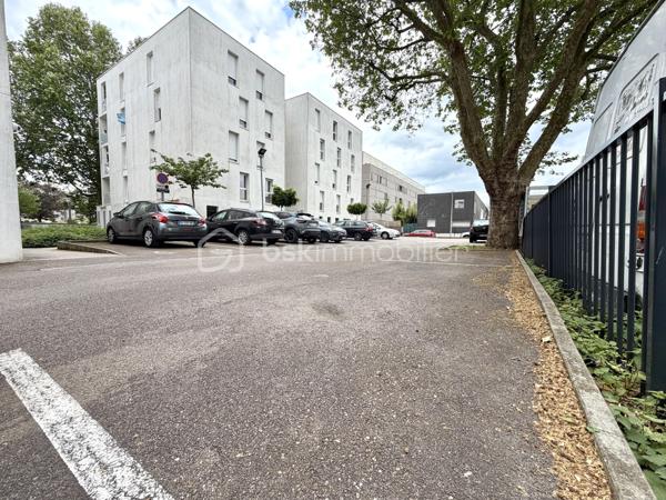 Visite vidéo disponible sur
- ma chaîne YT : Grégory Talbot IMMOBILIER (playlist : Visites filmées)
- FB : Grégory Talbot Immobilier (album : Visites vidéo)
- et sur mon IG : L'immobilier en Normandie (onglet : Réels)

Dans une résidence moderne de 2016, 
Au premier étage avec ascenseur, 

Installez-vous dans cet appartement T3 composé d'une entrée avec placard, wc, salle de bain, deux chambres, pièce de vie ouverte sur la cuisine meublée et donnant sur la terrasse. 

Complètent le bien une place de stationnement privative dans la résidence et un espace commun pour ranger les vélos. 

Copropriété : 150€/mois environ de charges offrant notamment le chauffage et l'eau chaude ! 

Ne tardez pas !
