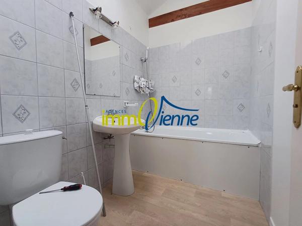 Vente                                                      Maison
                        
                     3 pièces                      64 m2                     à Lussac-les-Châteaux