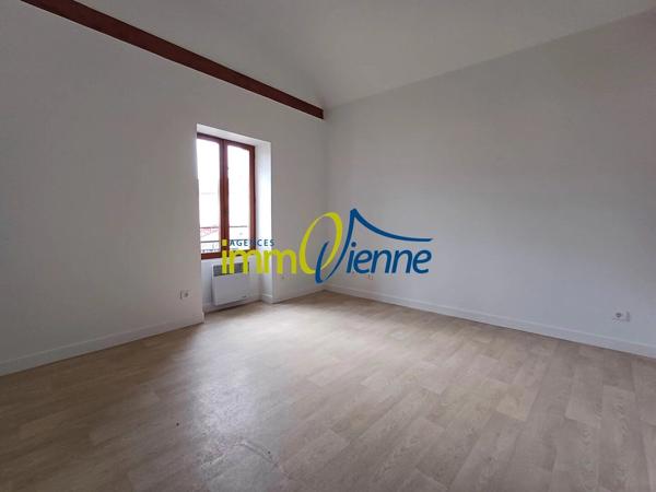 Vente                                                      Maison
                        
                     3 pièces                      64 m2                     à Lussac-les-Châteaux