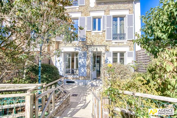 Versailles Proximité plateau Saint-Antoine - Maison 9 pièces 238 m² au sol sur parcelle de 450 m² environ avec terrasse, jardin et garage 1 665 000 € **  - Référence  29181