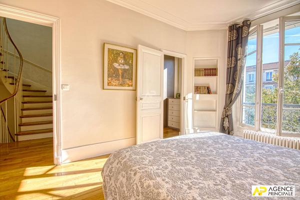 Versailles Proximité plateau Saint-Antoine - Maison 9 pièces 238 m² au sol sur parcelle de 450 m² environ avec terrasse, jardin et garage 1 665 000 € **  - Référence  29181